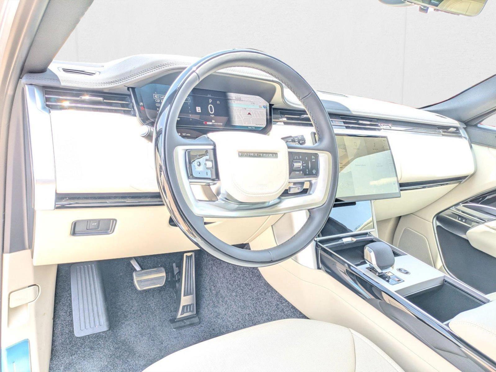 2025 Land Rover Range Rover SE photo 2