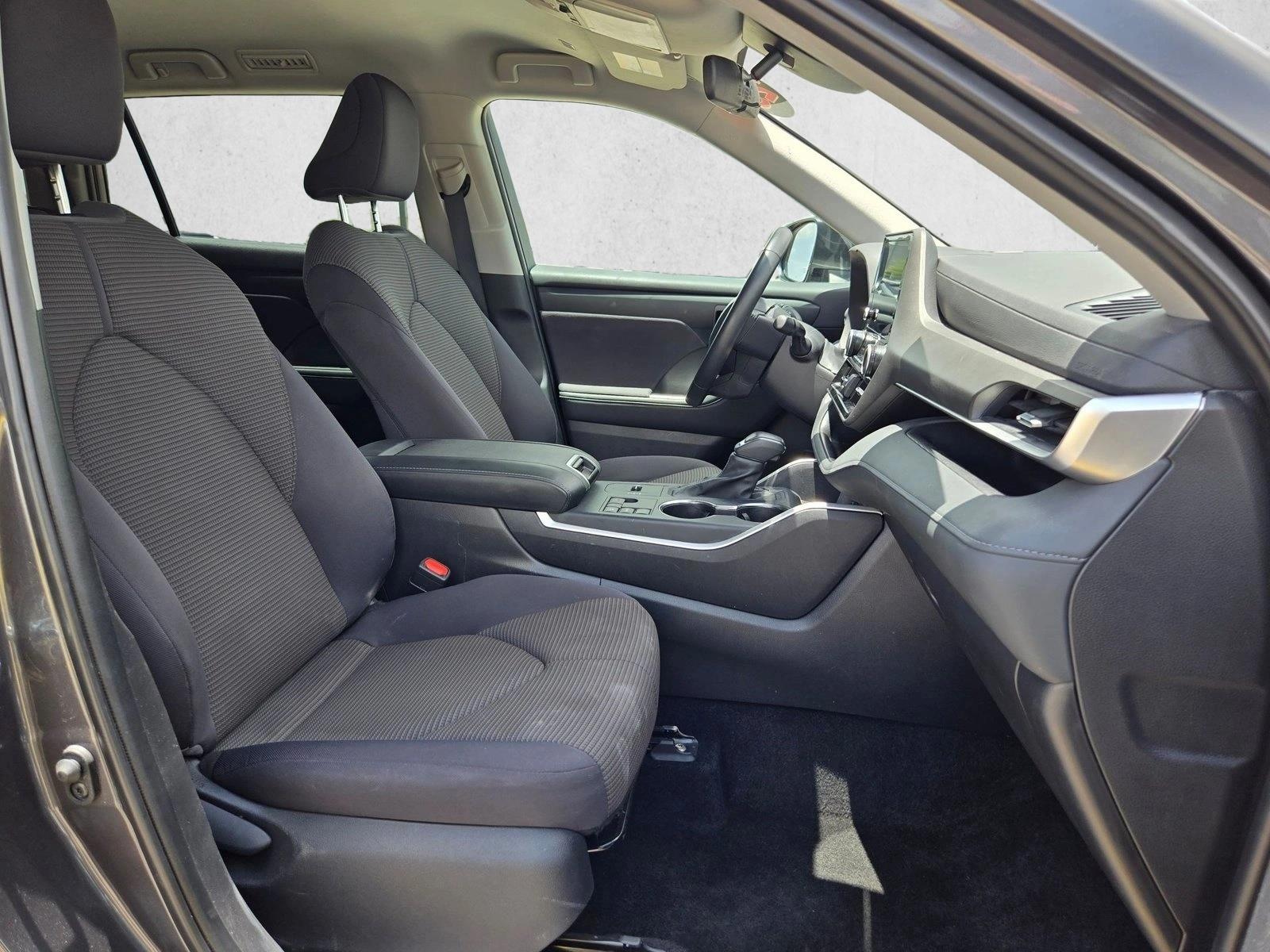 2025 Toyota Highlander LE - Photo 19
