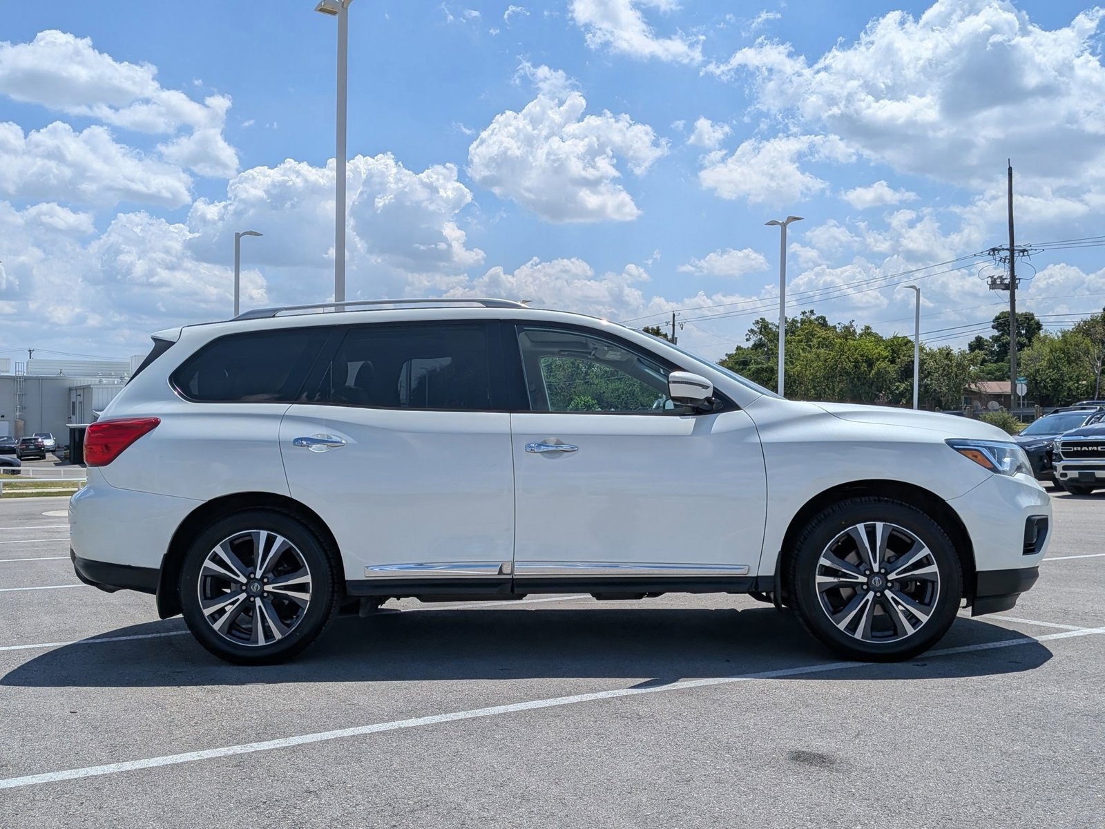 2019 Nissan Pathfinder 4x4 Platinum photo 3