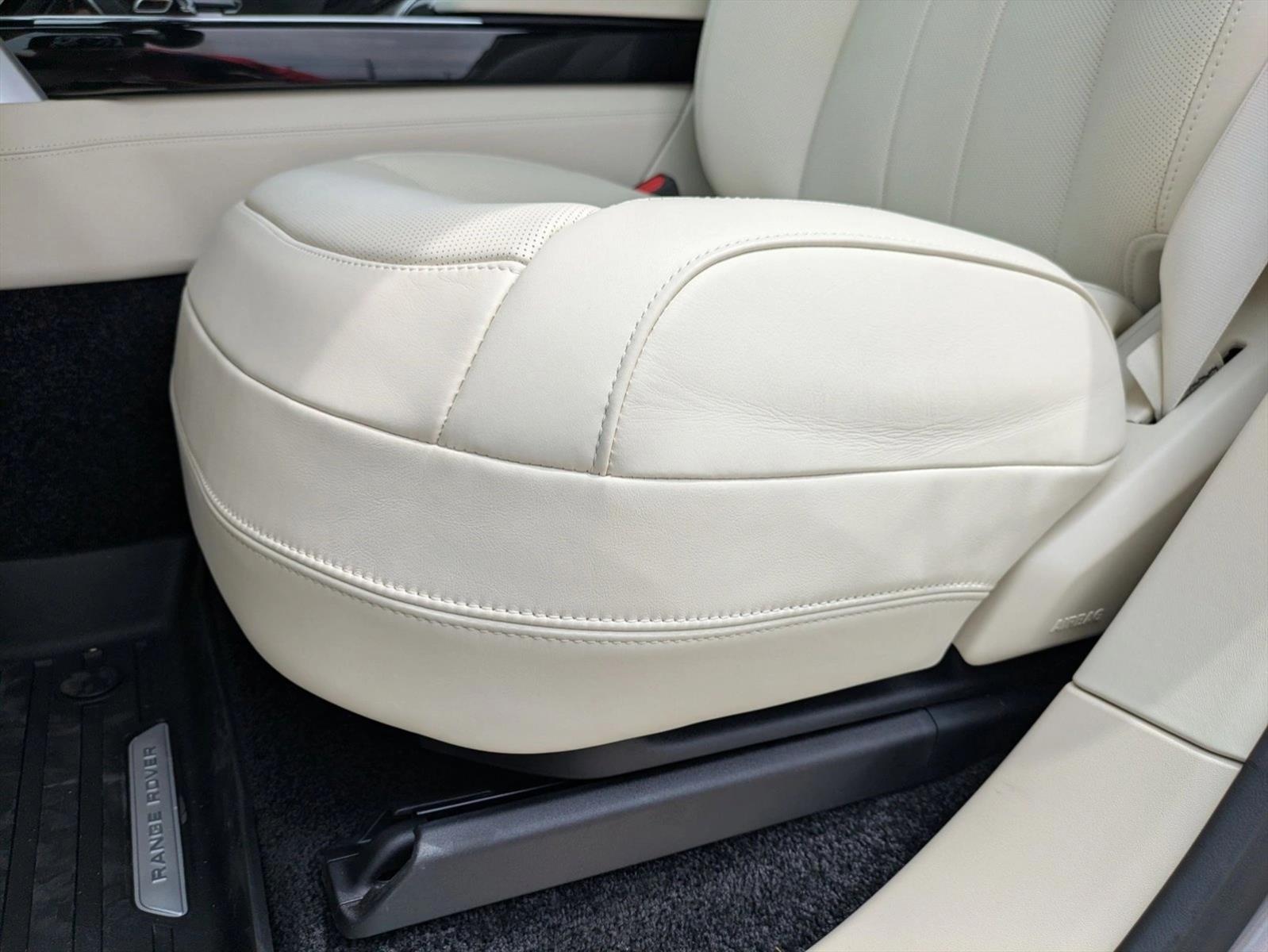 2025 Land Rover Range Rover SE photo 3