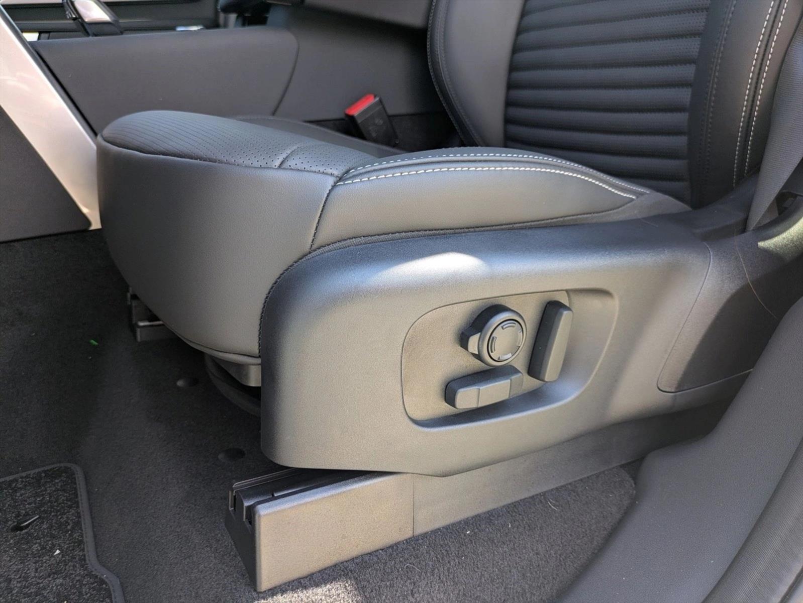 2025 Land Rover Discovery P360 Dynamic SE photo 4