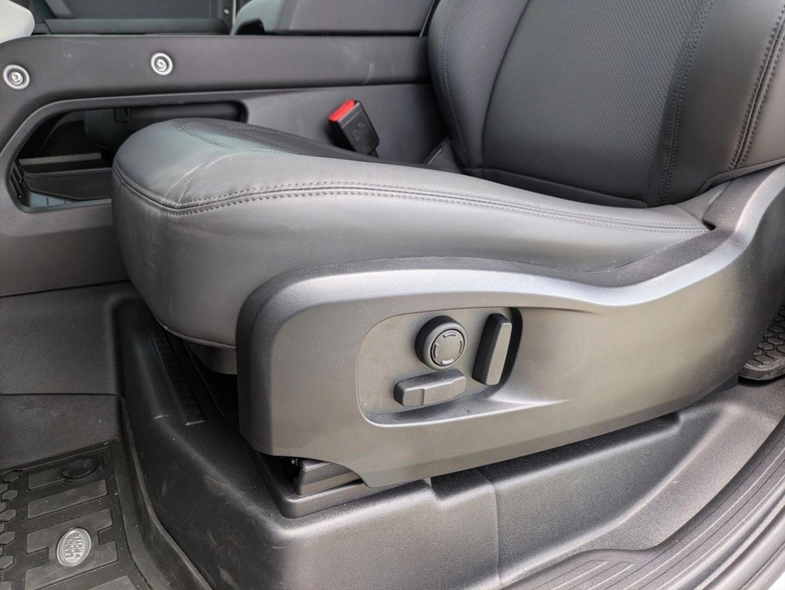 2025 Land Rover Defender 90 X-Dynamic SE photo 4