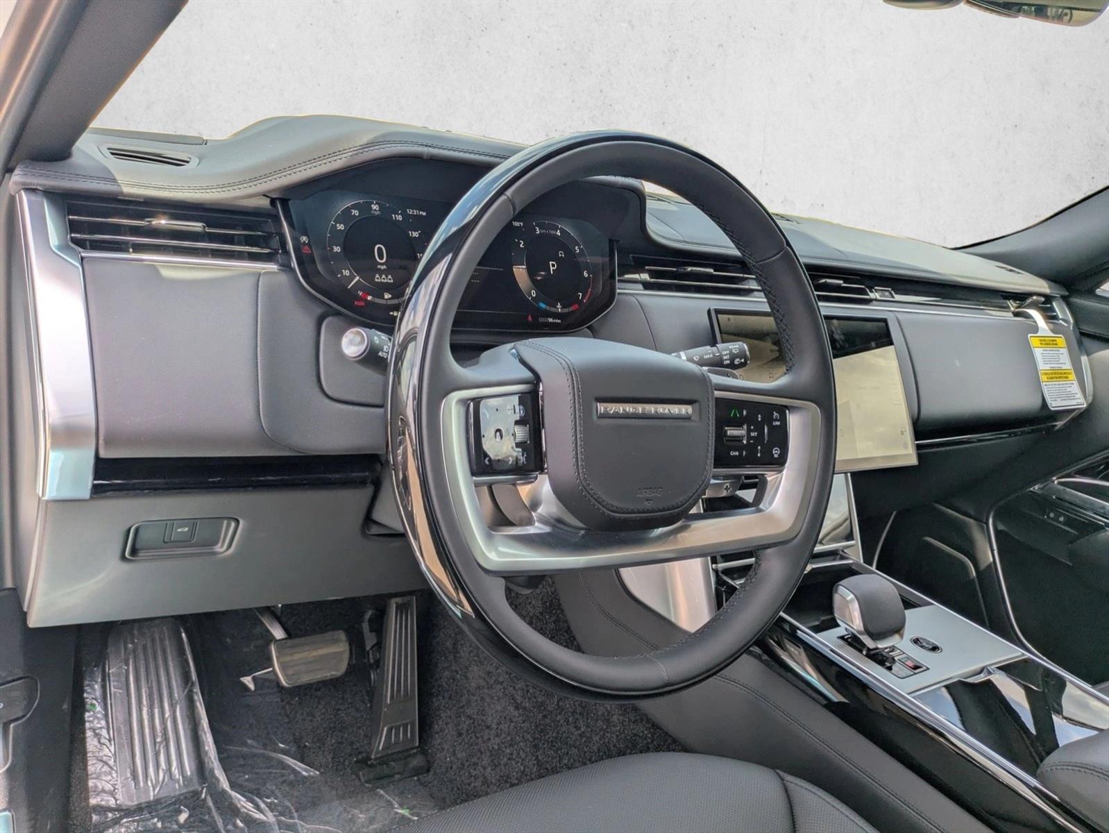 2025 Land Rover Range Rover SE photo 2