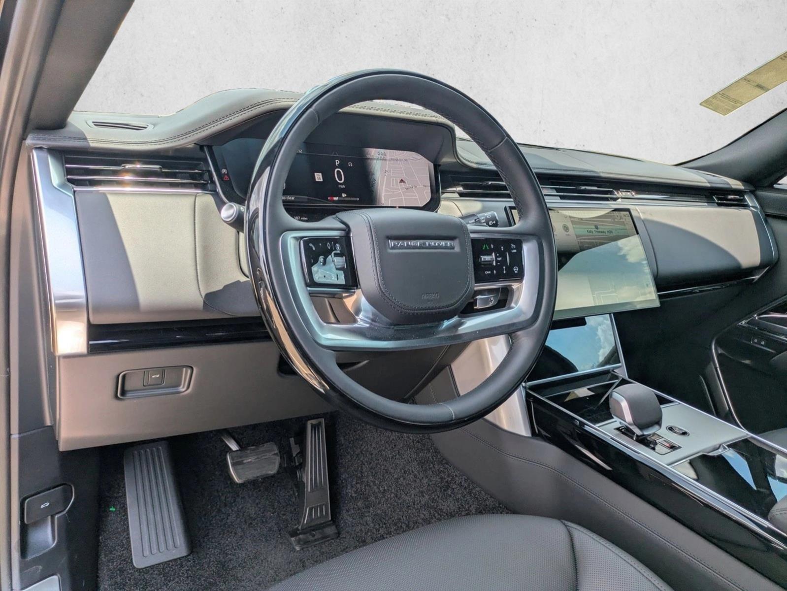 2025 Land Rover Range Rover SE photo 3