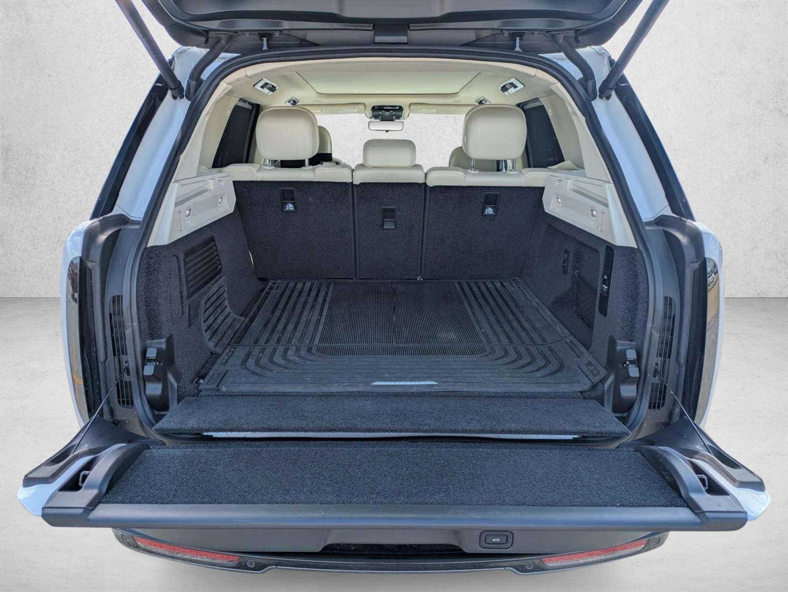 2023 Land Rover Range Rover SE photo 3