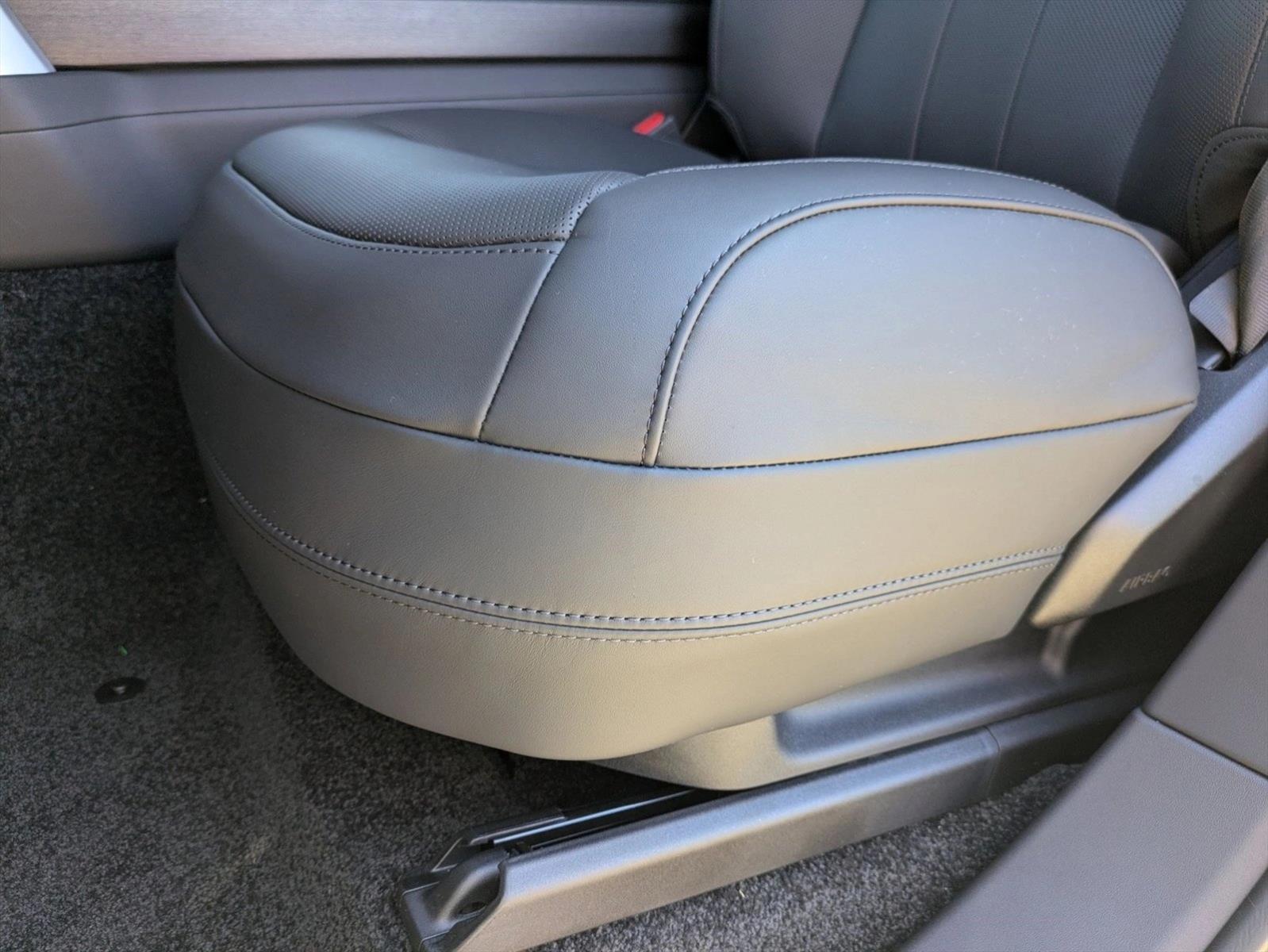 2025 Land Rover Range Rover SE photo 4