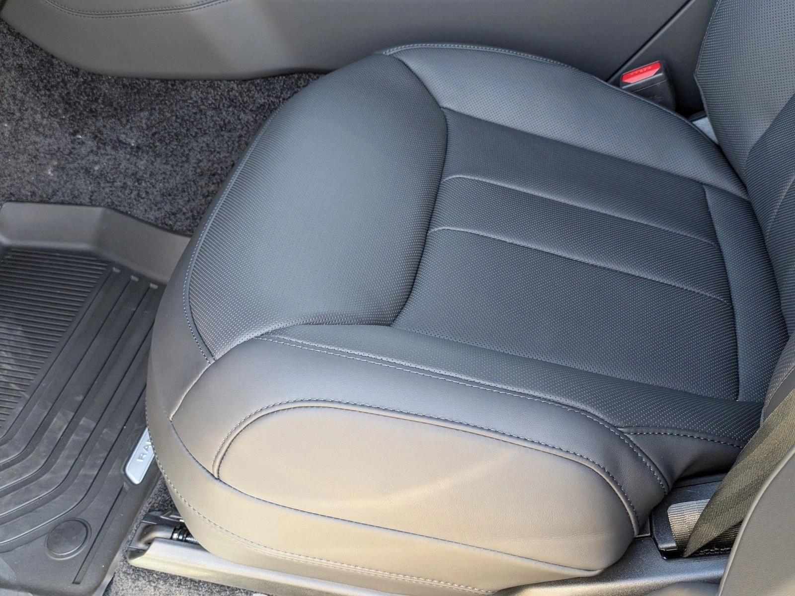 2025 Land Rover Range Rover SE photo 4