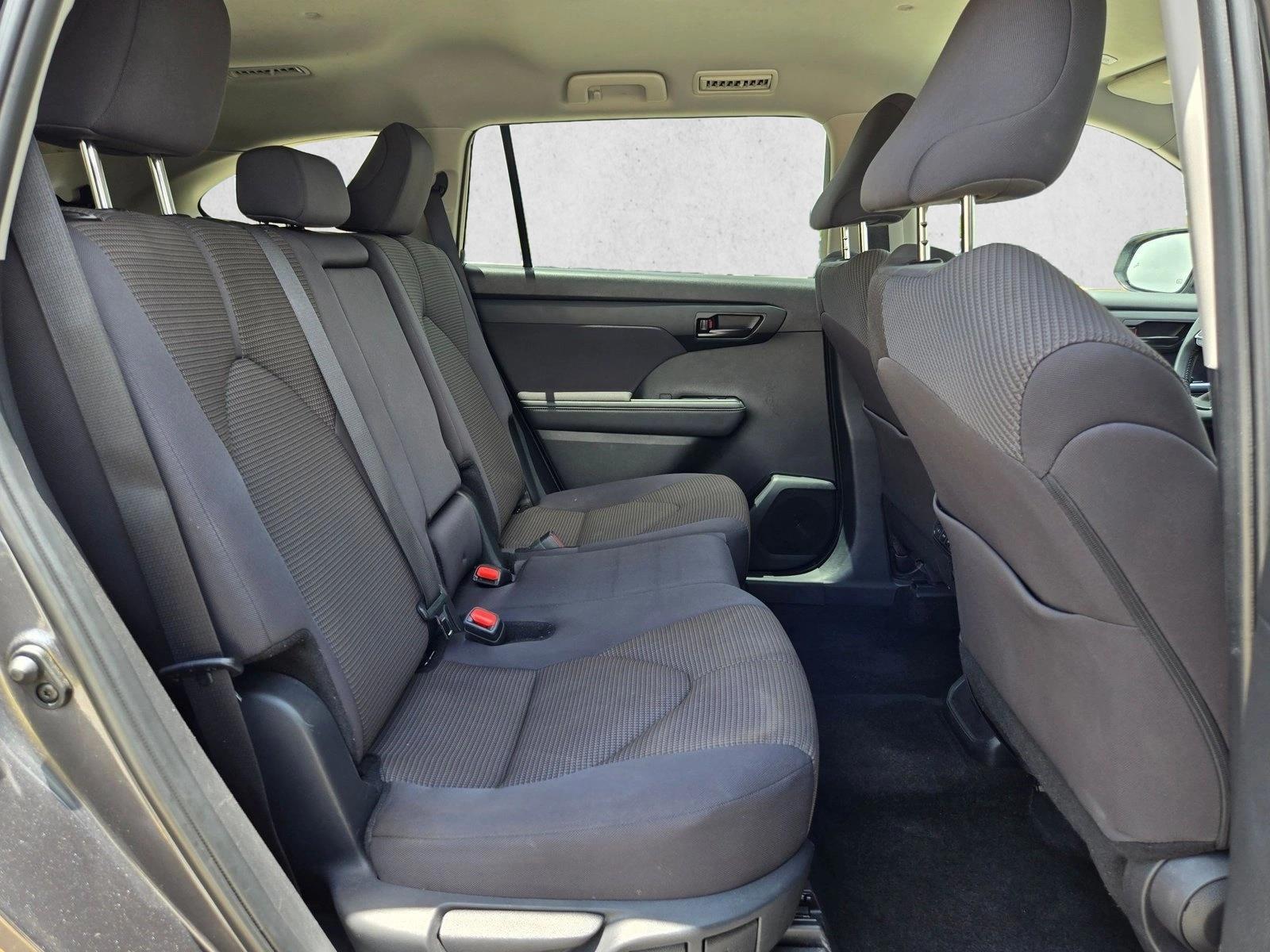 2025 Toyota Highlander LE - Photo 18