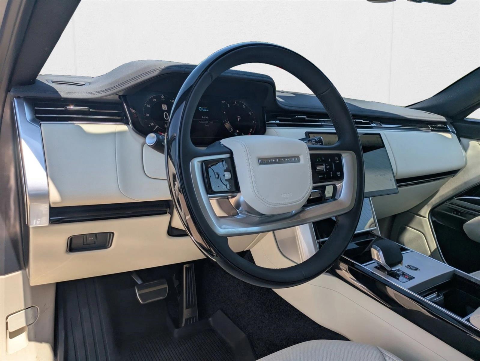 2025 Land Rover Range Rover SE photo 3