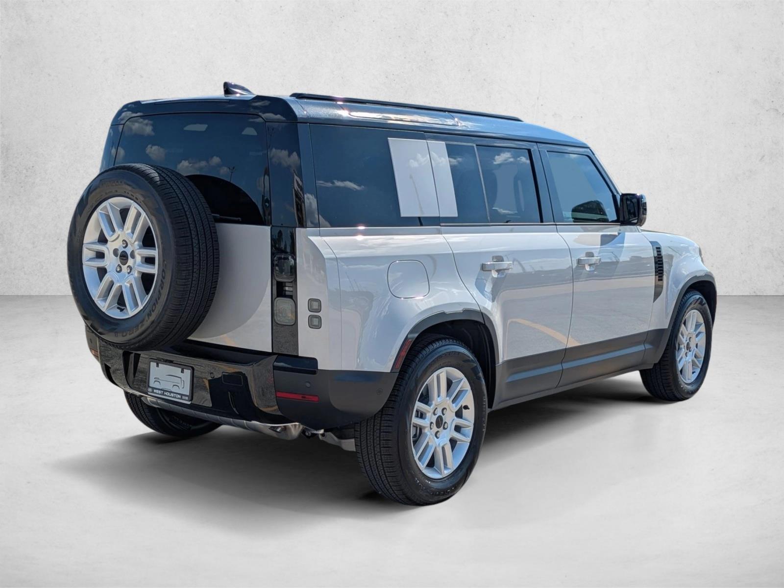 2026 Land Rover Defender 110 S photo 2