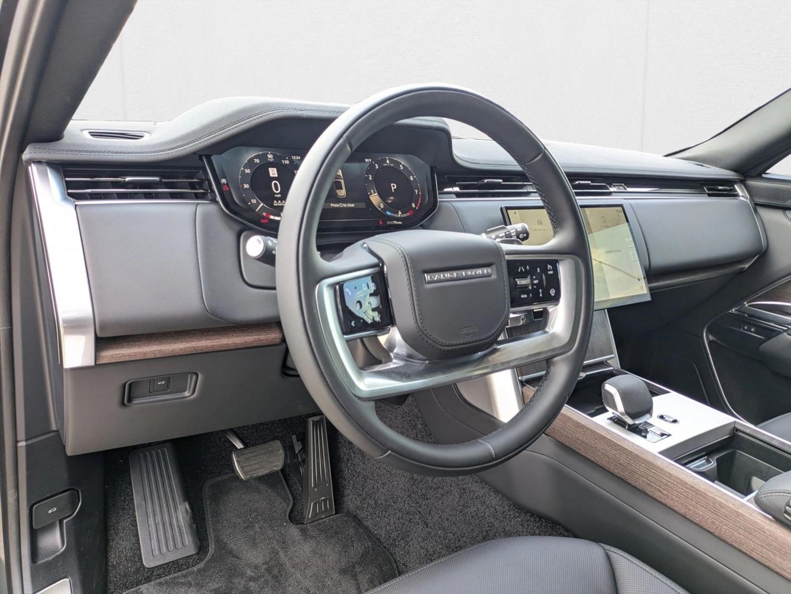 2025 Land Rover Range Rover SE photo 3