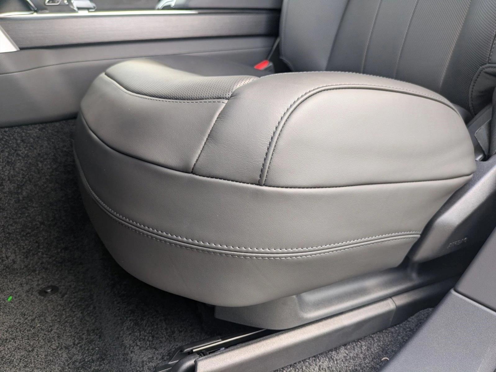 2025 Land Rover Range Rover SE photo 3