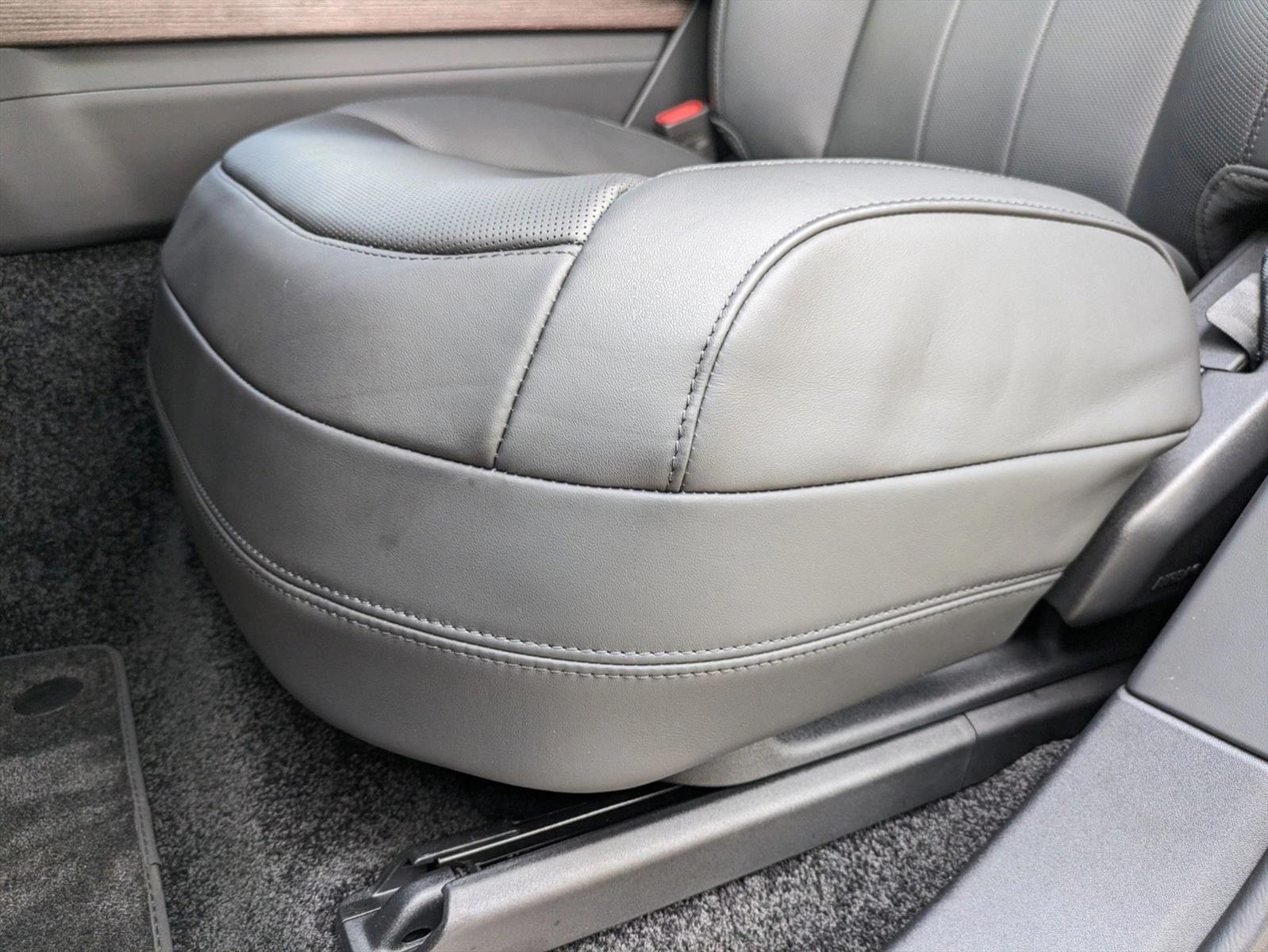 2025 Land Rover Range Rover SE photo 4