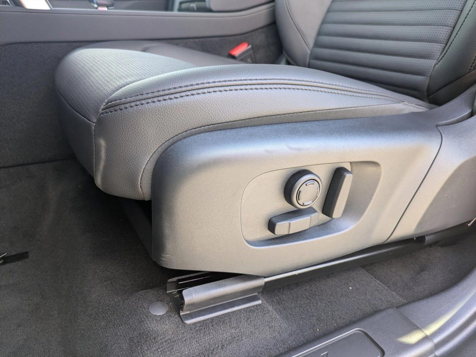 2025 Land Rover Discovery Sport S photo 4