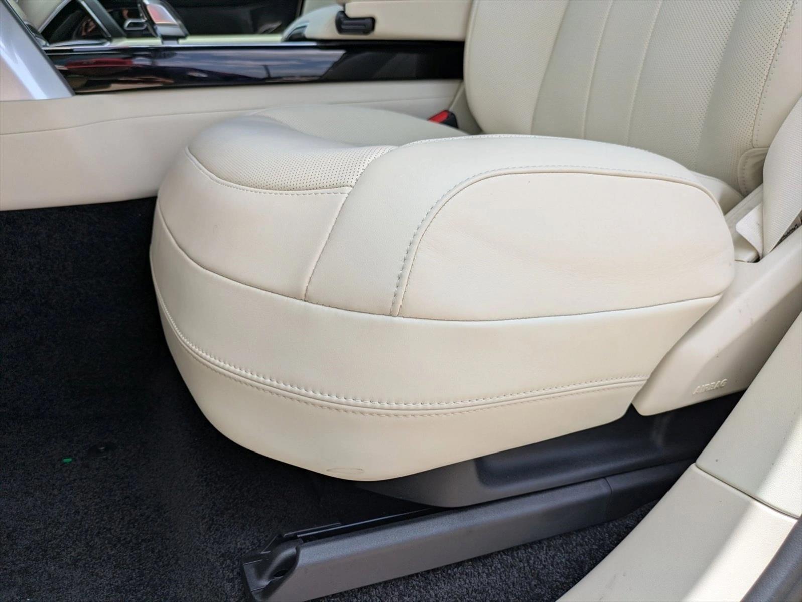 2025 Land Rover Range Rover SE photo 3