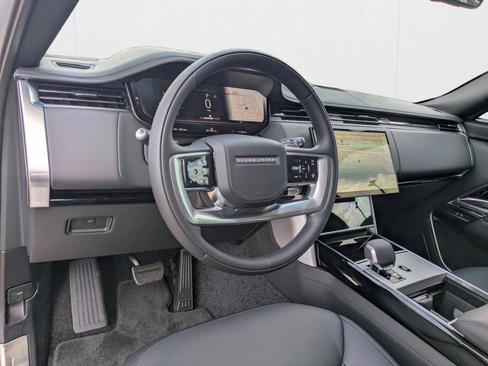 2025 Land Rover Range Rover SE photo 3