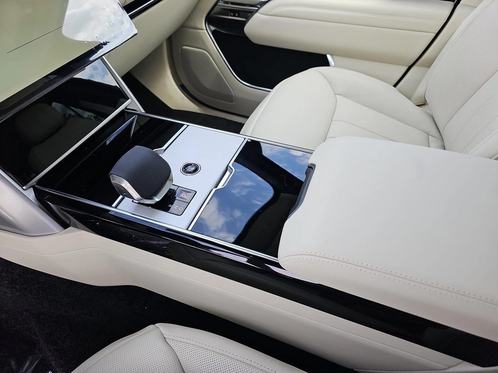 2025 Land Rover Range Rover SE - Photo 18