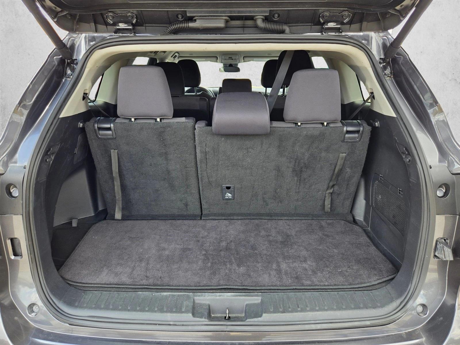 2025 Toyota Highlander LE - Photo 6