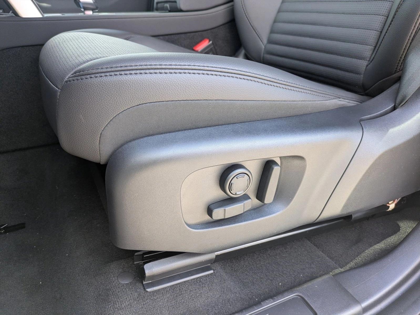 2025 Land Rover Discovery Sport S photo 4