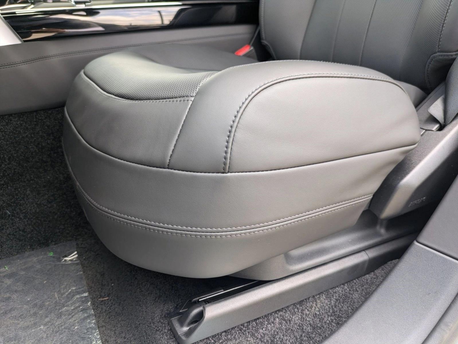 2025 Land Rover Range Rover SE photo 3