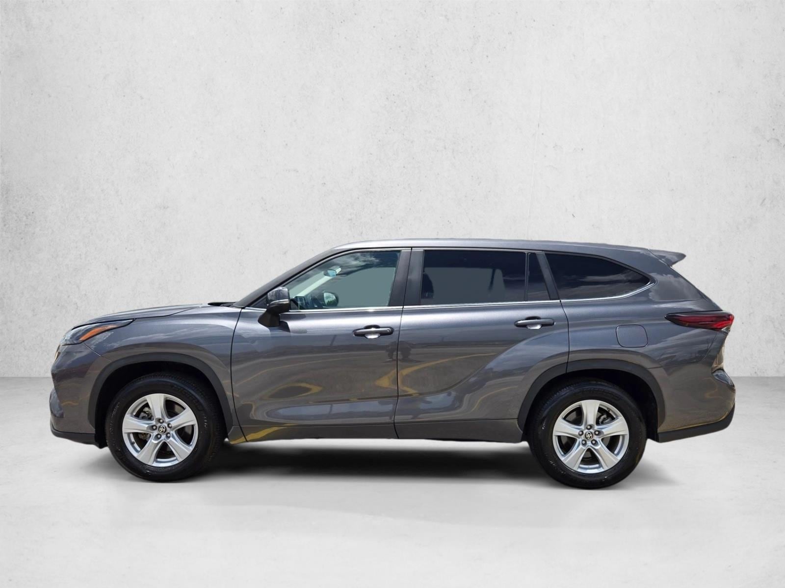2025 Toyota Highlander LE - Photo 9