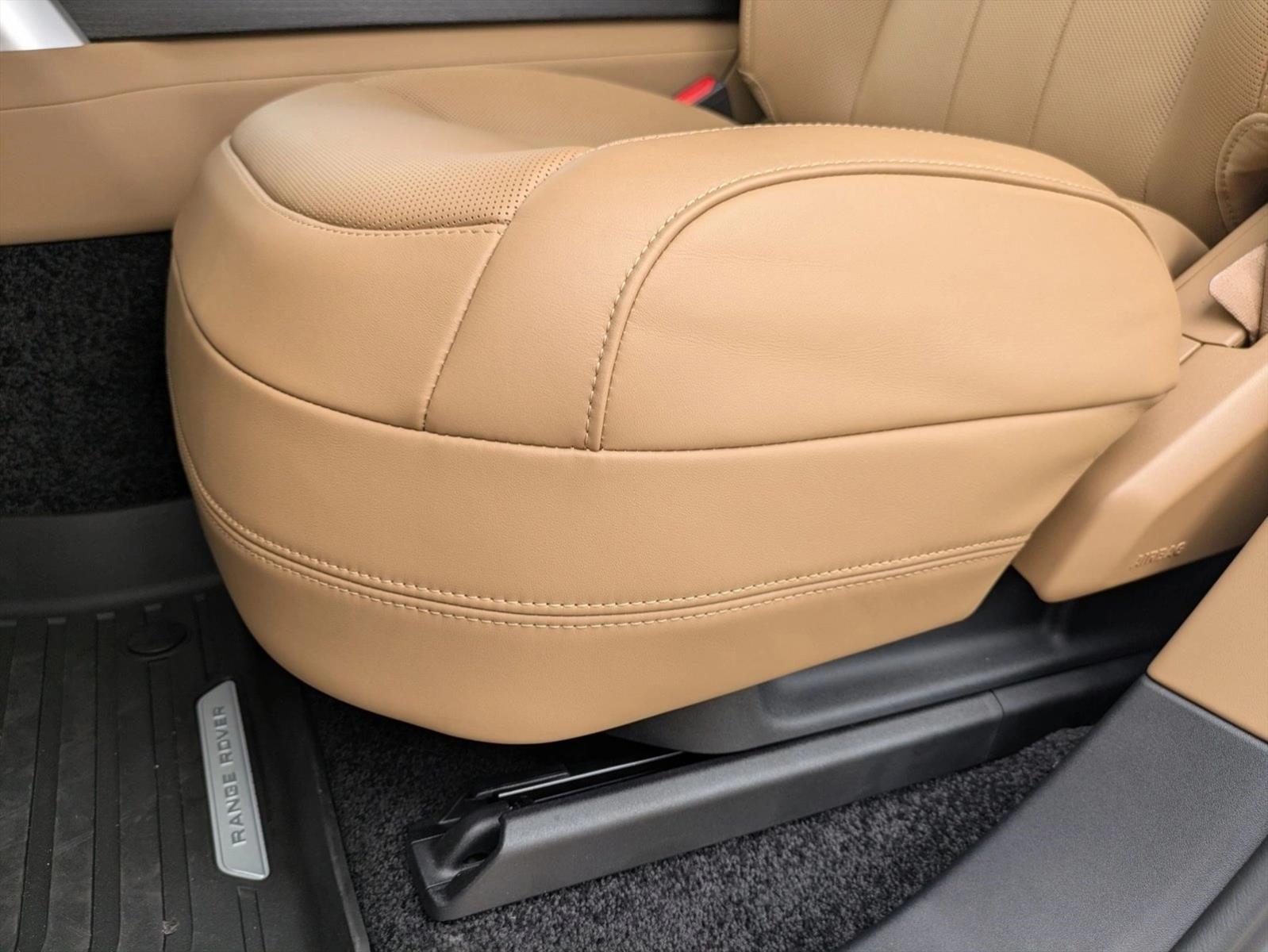 2025 Land Rover Range Rover SE photo 4