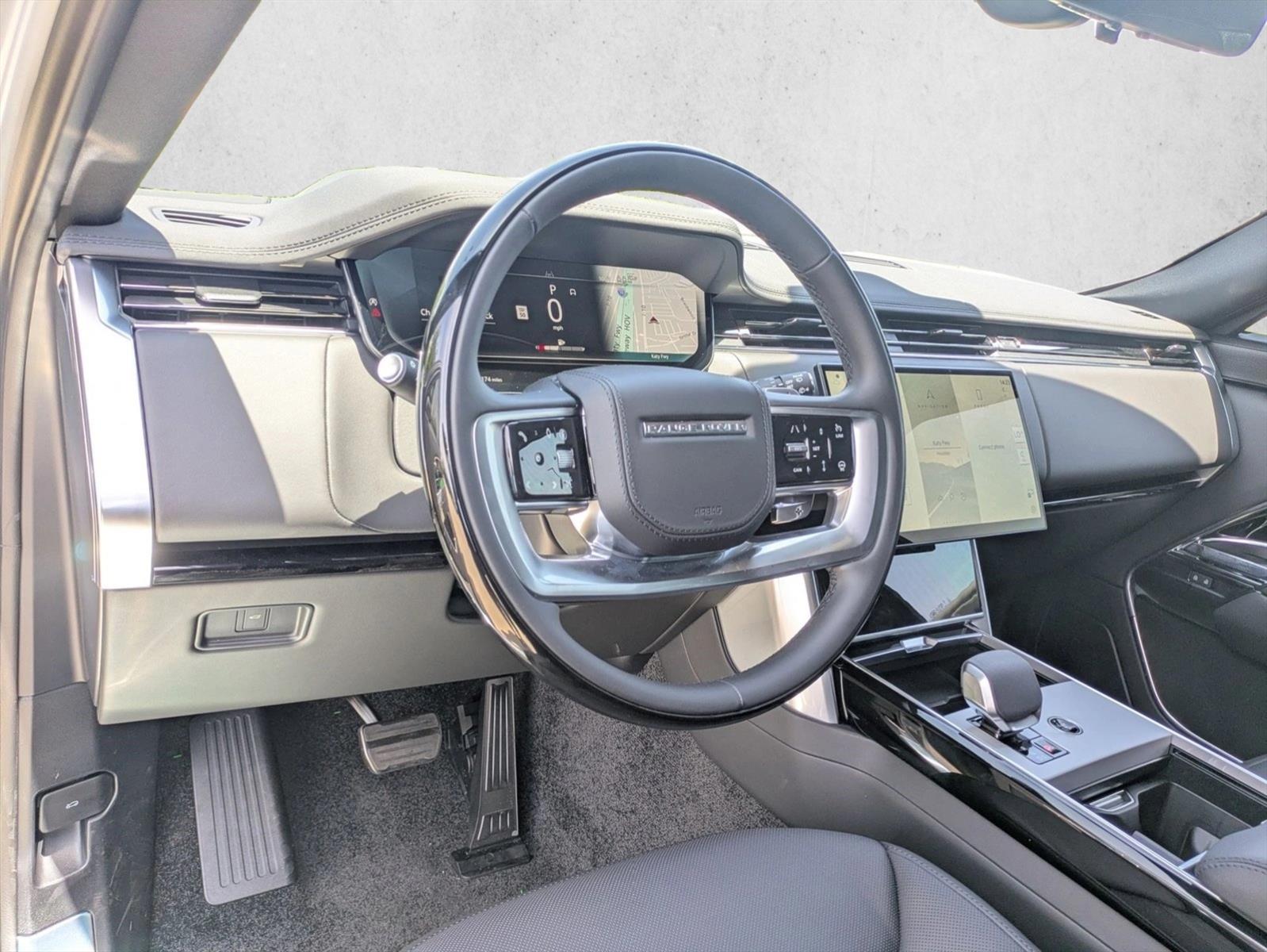 2025 Land Rover Range Rover SE photo 2