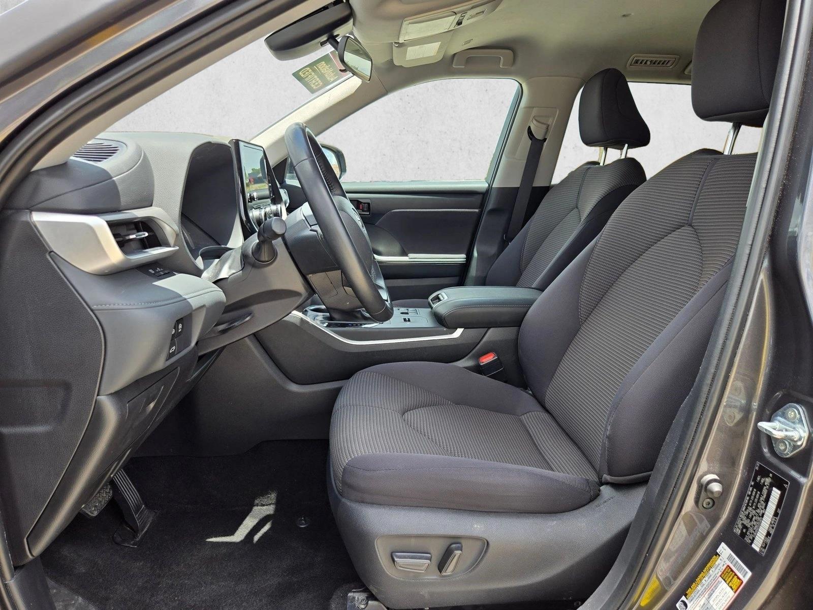 2025 Toyota Highlander LE - Photo 15