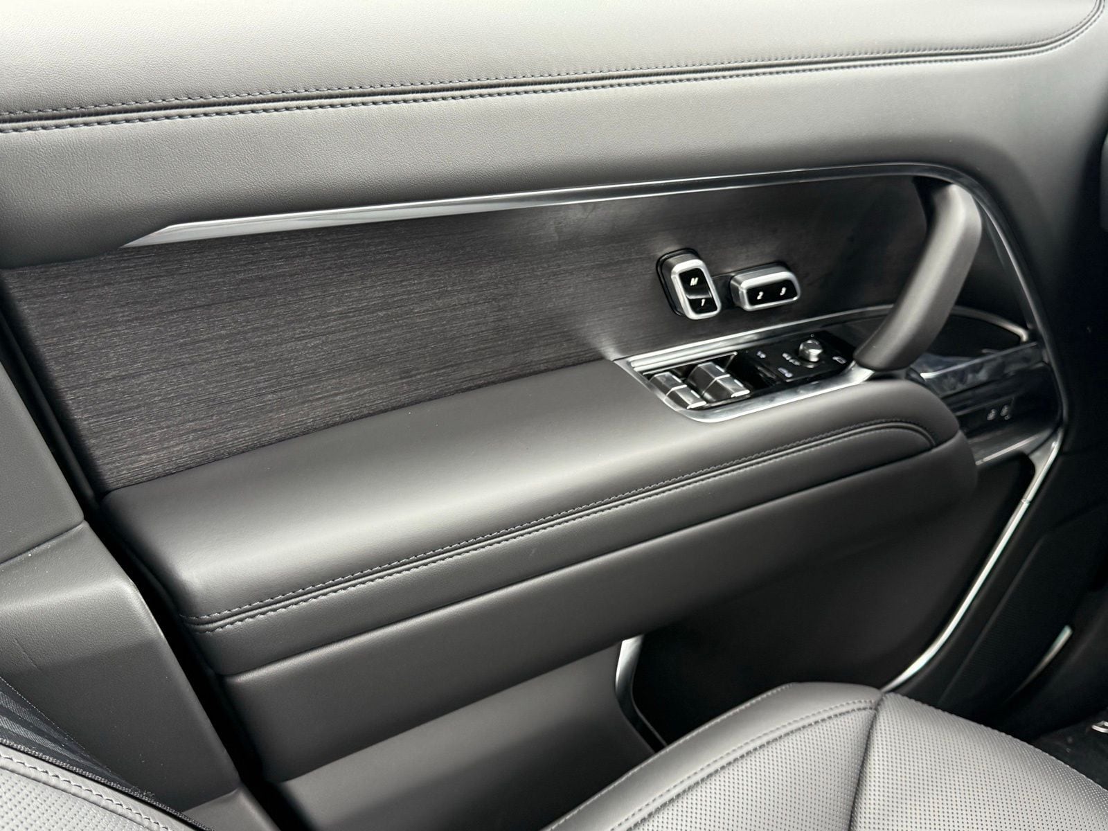 2025 Land Rover Range Rover SE - Photo 37