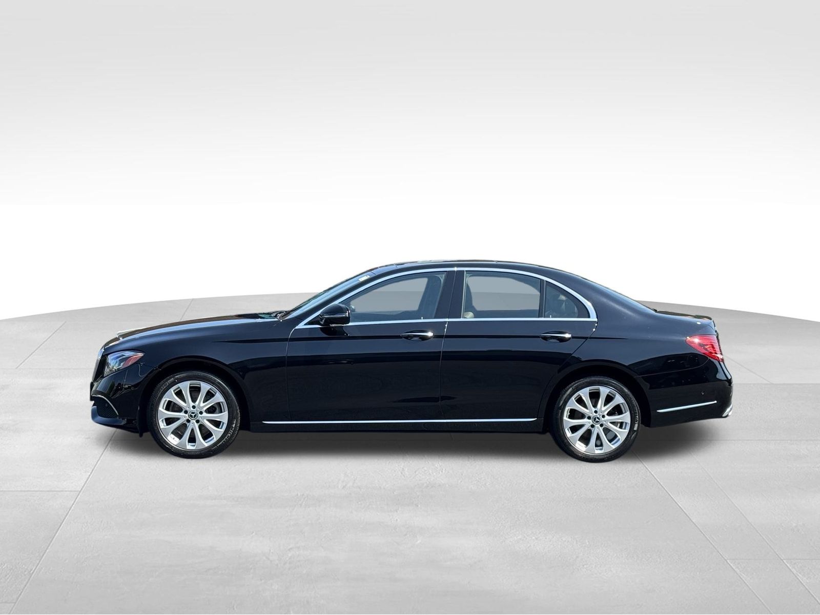 2018 Mercedes Benz E 300 4MATIC Sedan photo 2
