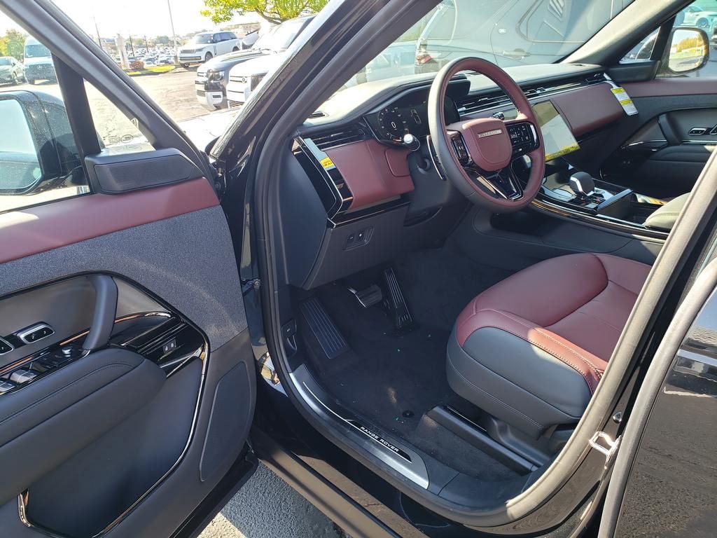 2025 Land Rover Range Rover Sport SE photo 3