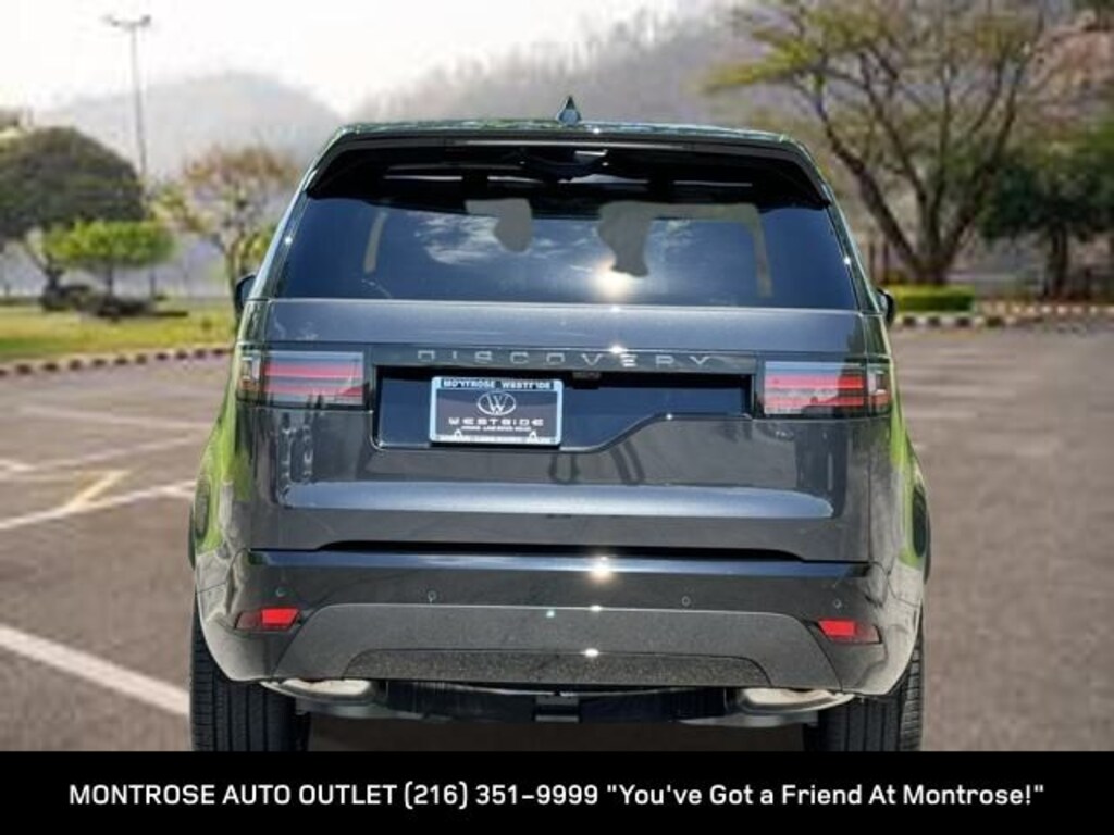 New 2024 Land Rover Discovery Dynamic SE SUV
