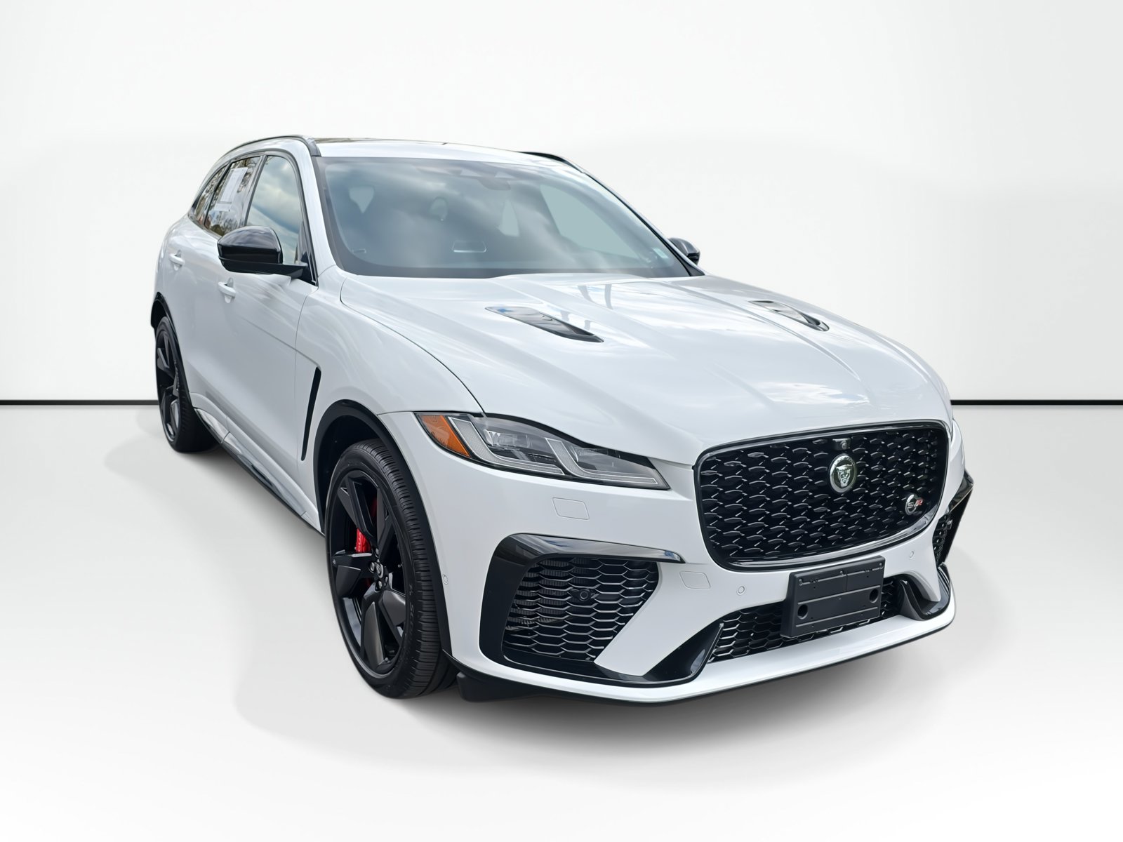 2024 Jaguar F-PACE SVR photo 3