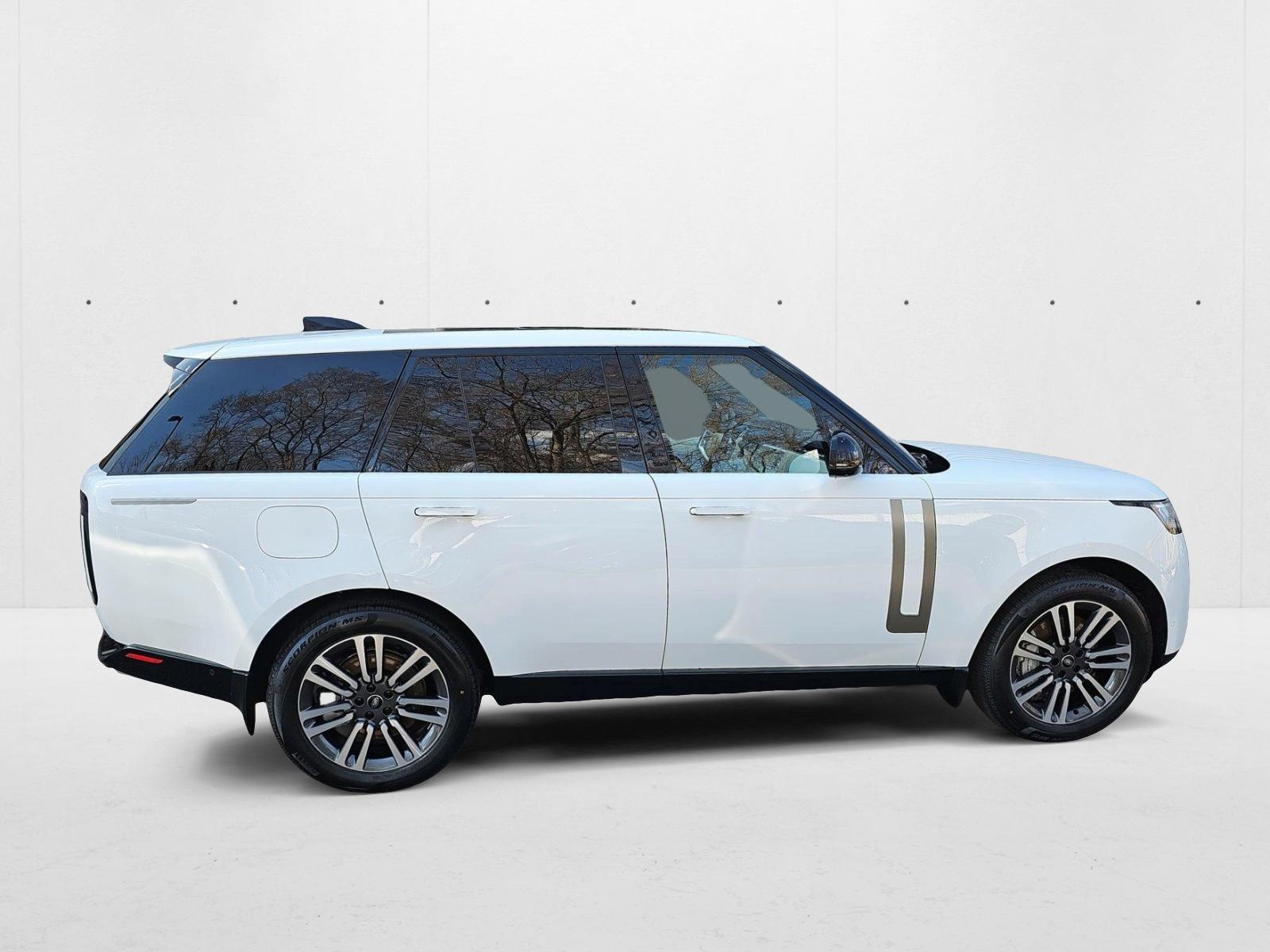 2025 Land Rover Range Rover SE photo 2