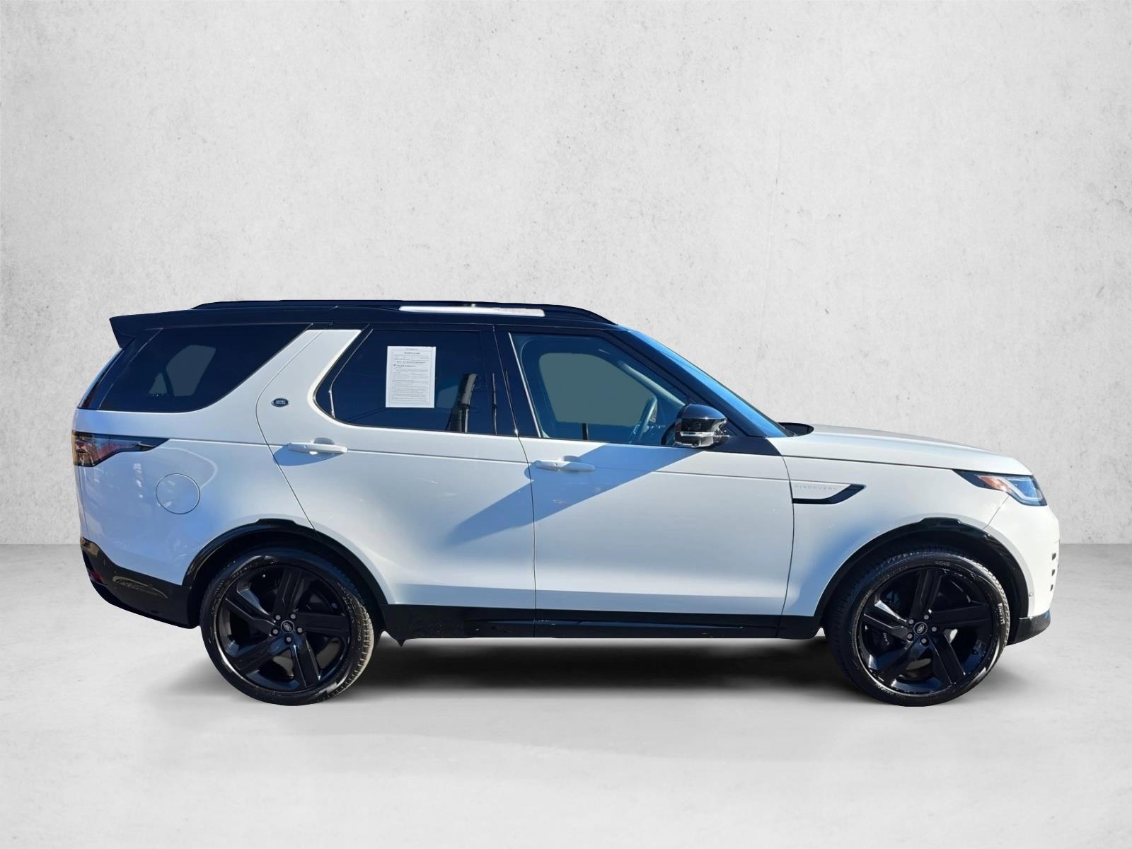 2023 Land Rover Discovery Metropolitan Edition photo 4
