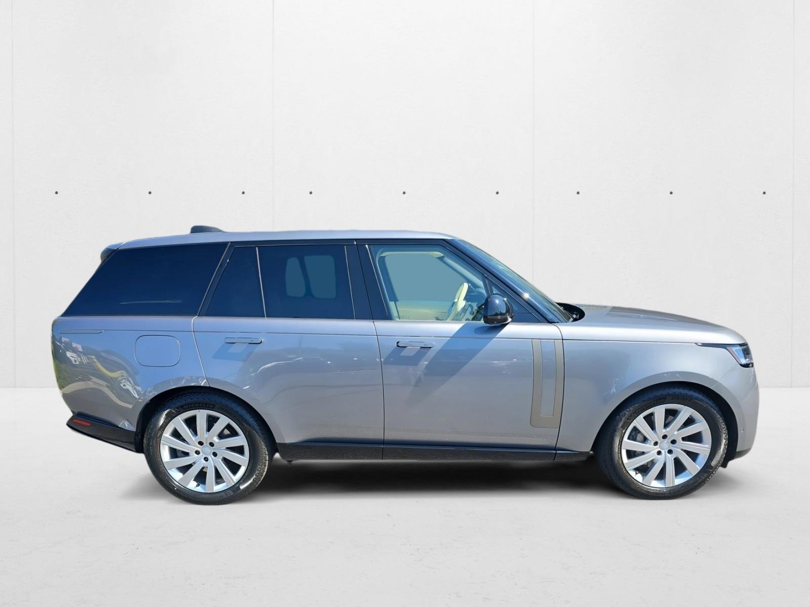 2024 Land Rover Range Rover SE photo 2