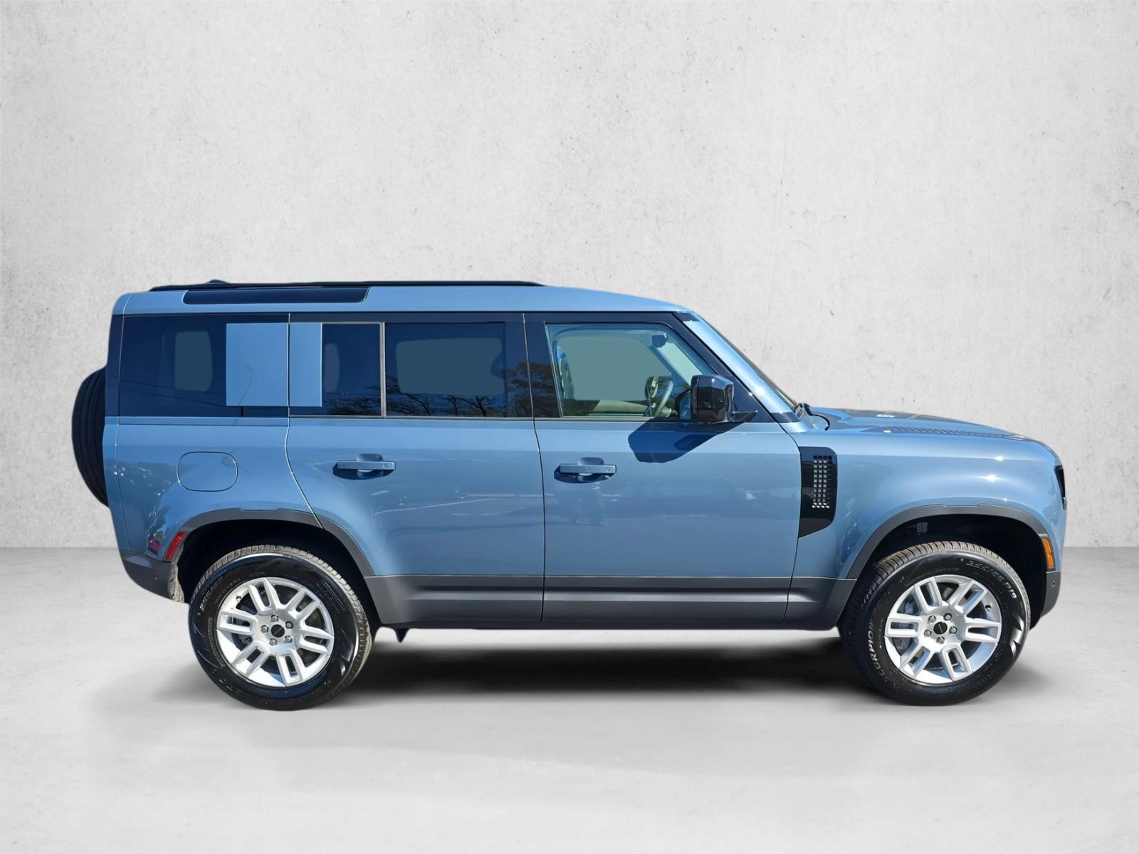 2026 Land Rover Defender 110 S photo 4