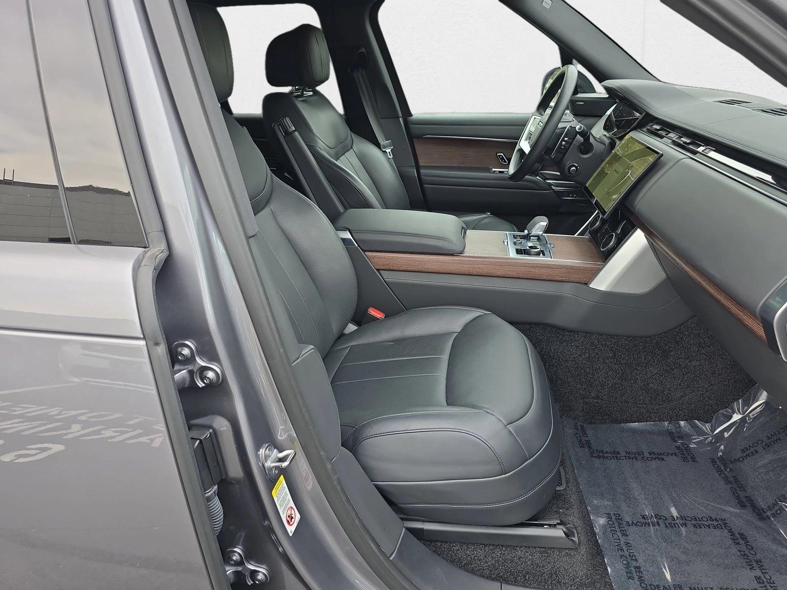 2023 Land Rover Range Rover SE photo 4