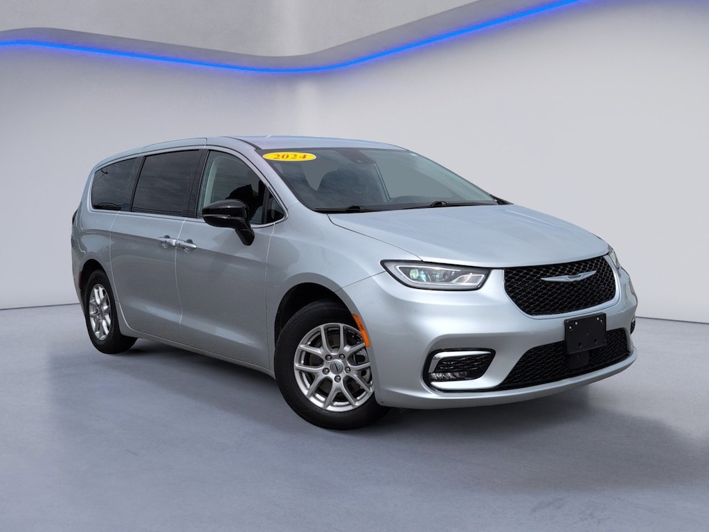 Used 2024 Chrysler Pacifica Touring L Minivan/Van