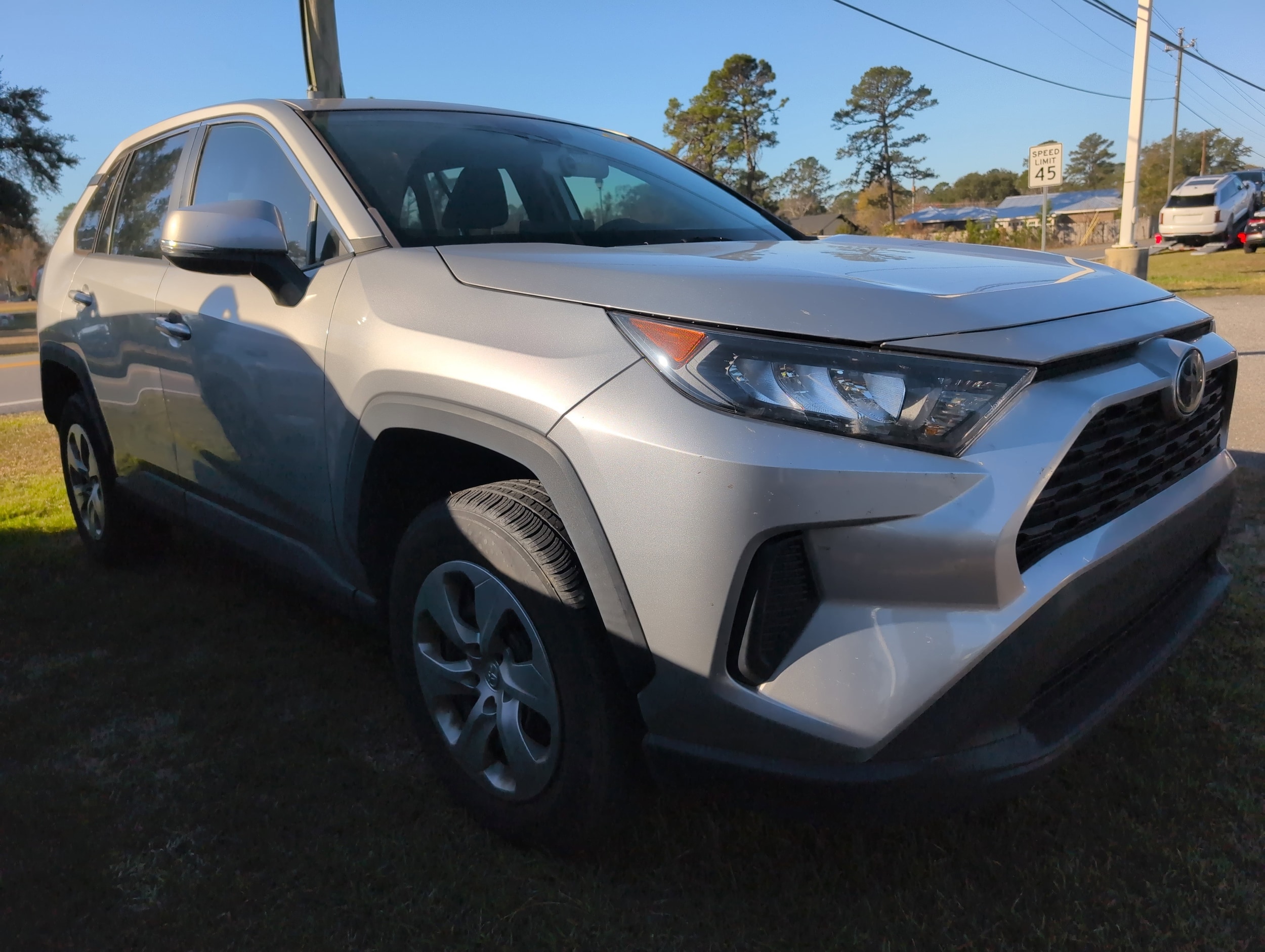 2022 Toyota RAV4 LE's photo