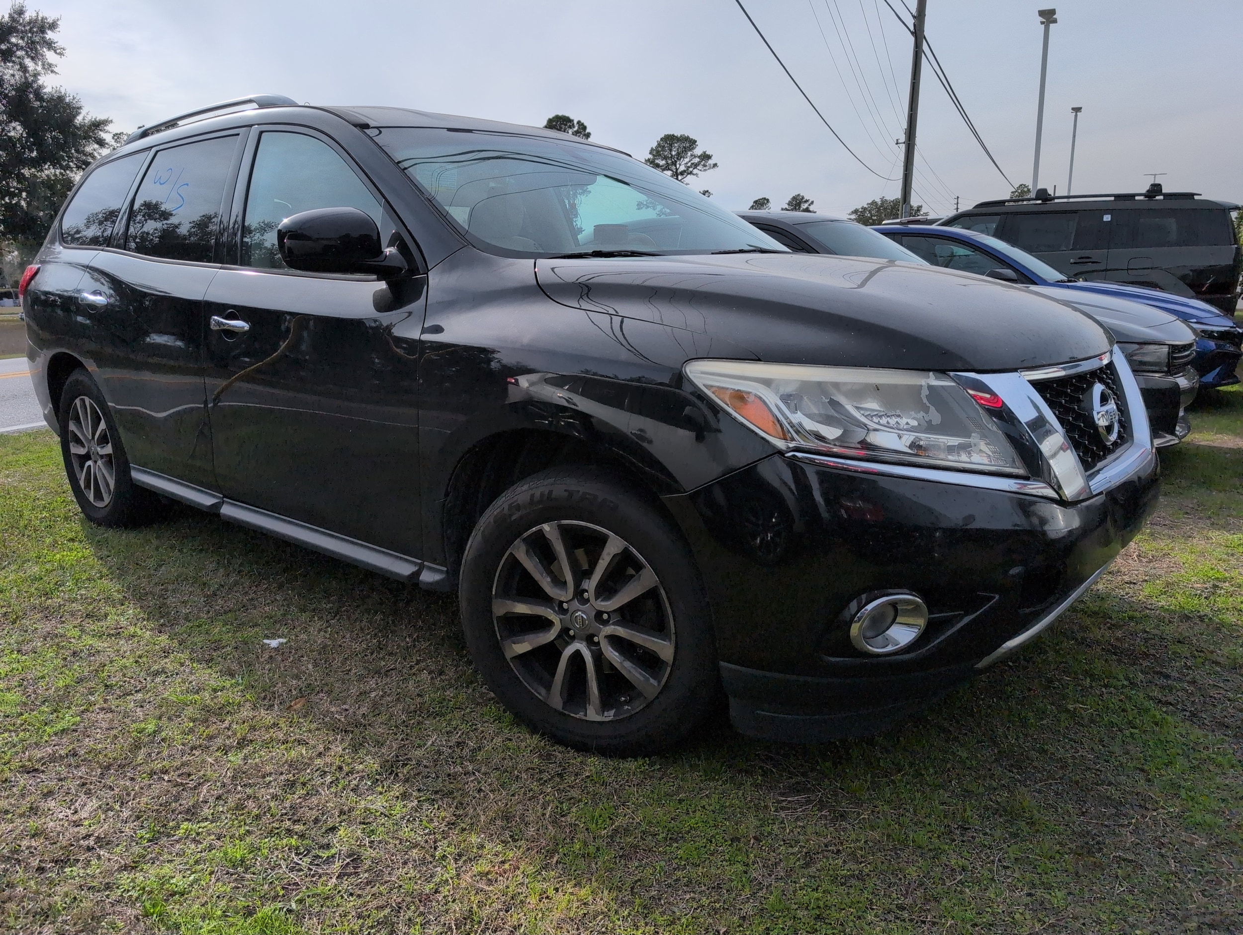 2015 Nissan Pathfinder SV's photo