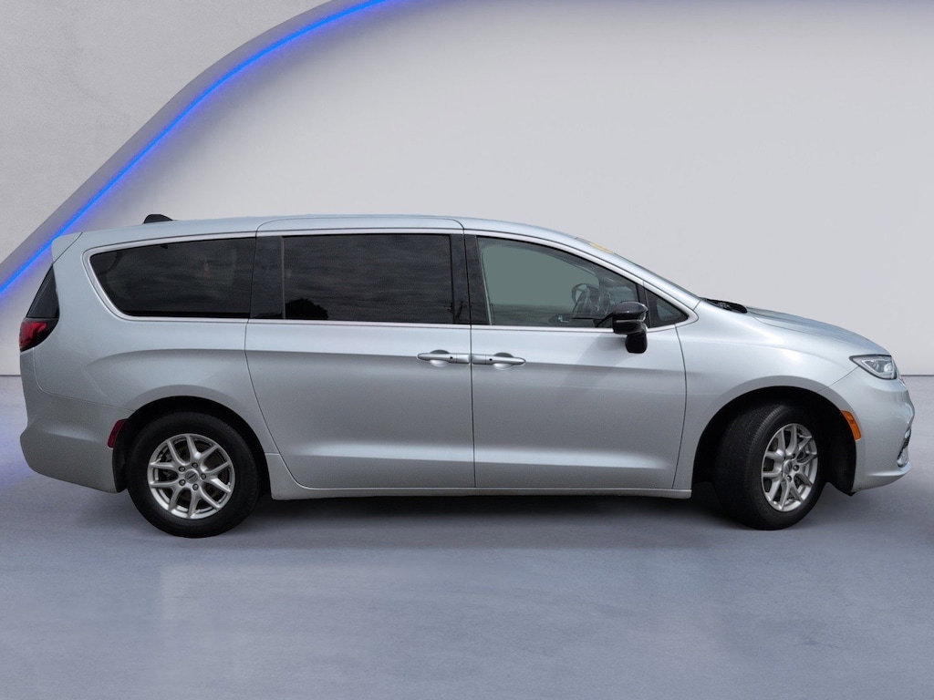 Used 2024 Chrysler Pacifica Touring L Minivan/Van