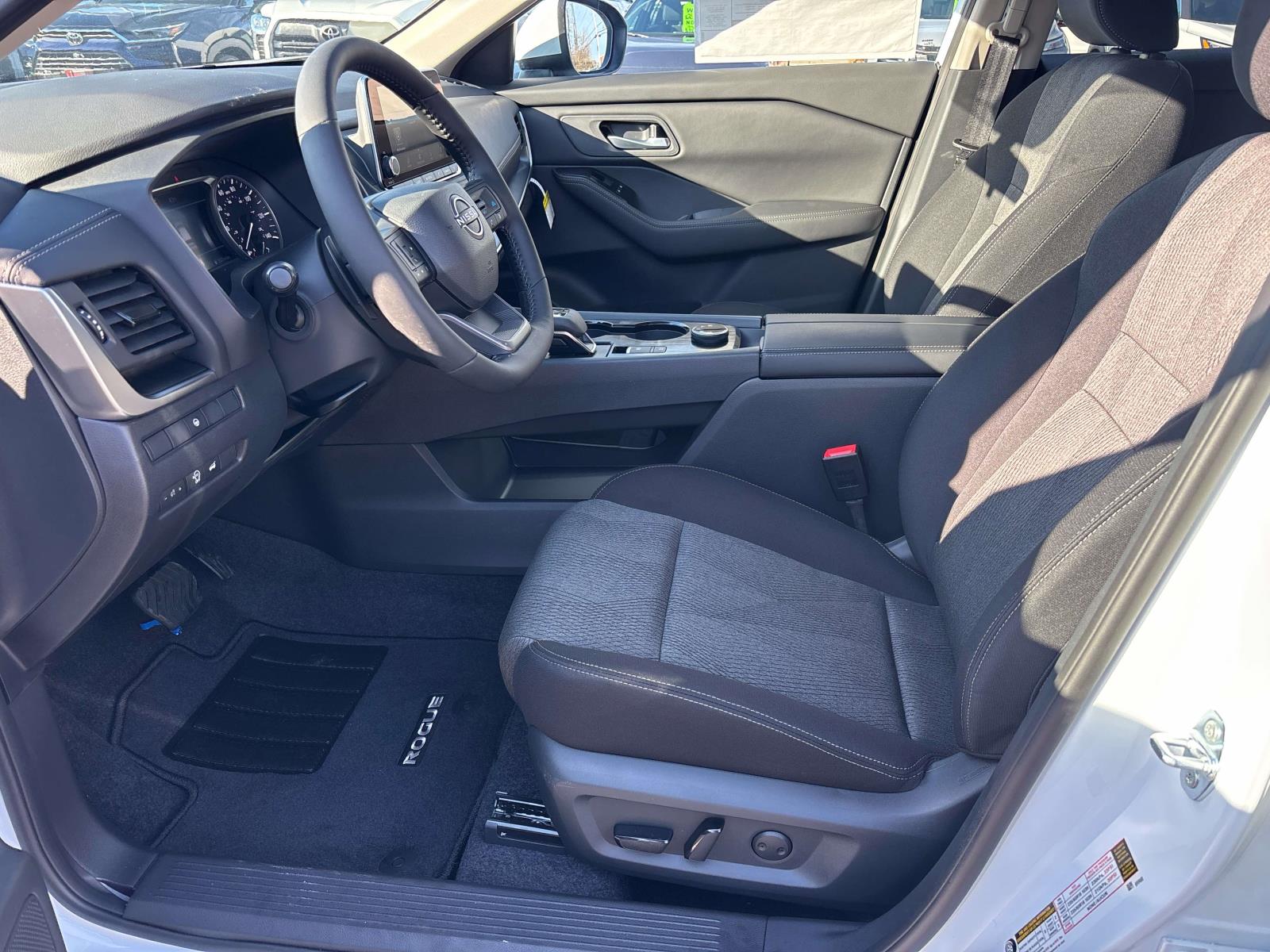 2026 Nissan Rogue SV - Photo 7
