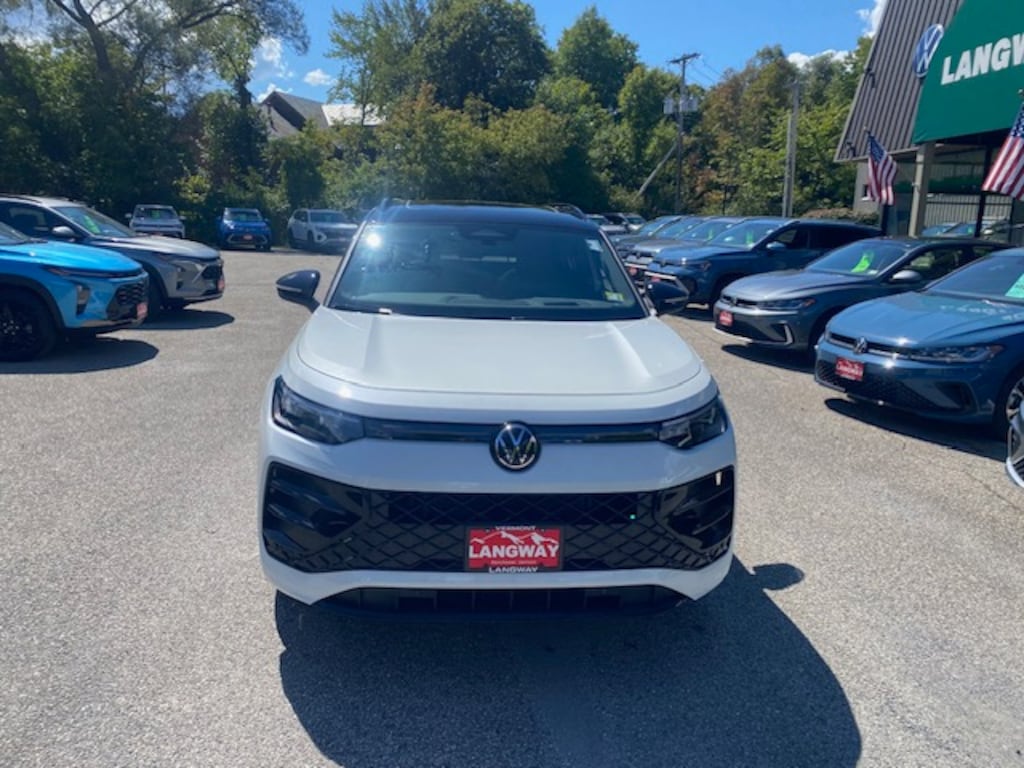 New 2025 Volkswagen Tiguan SE R-Line Black 2.0T SE R-Line Black 4MOTION
