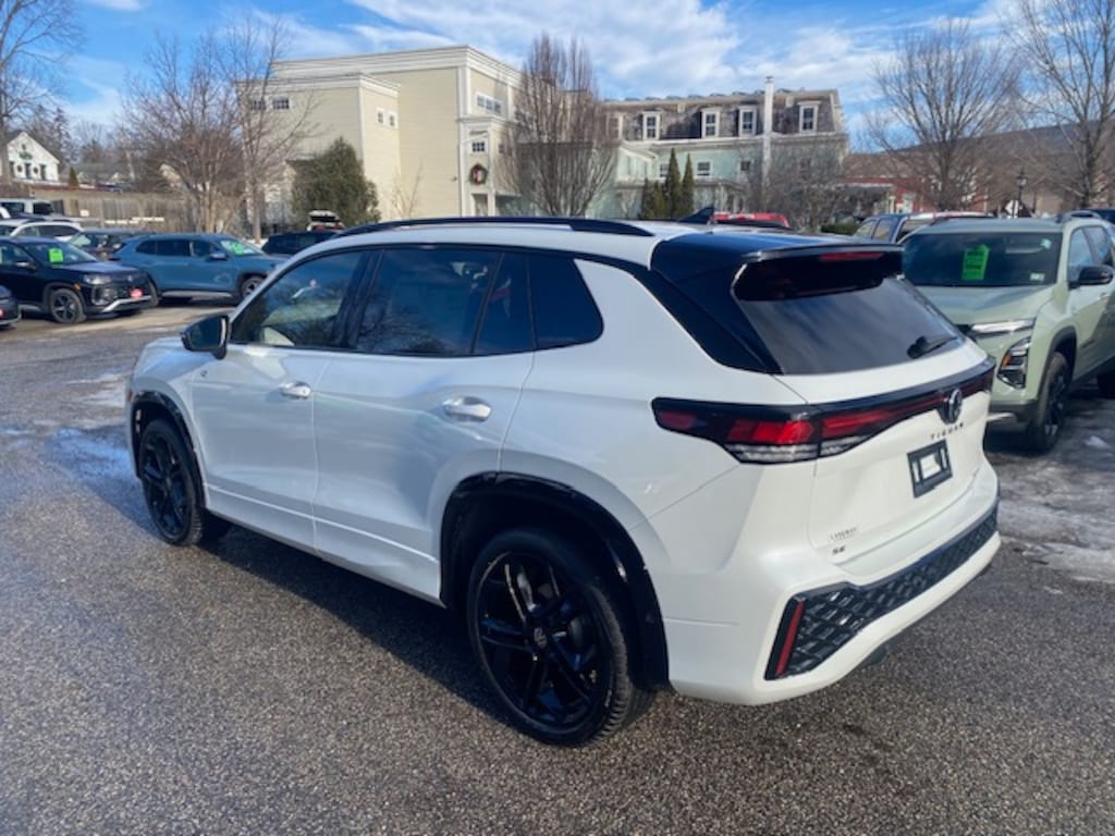 New 2026 Volkswagen Tiguan SE R-Line Black 2.0T SE R-Line Black 4MOTION