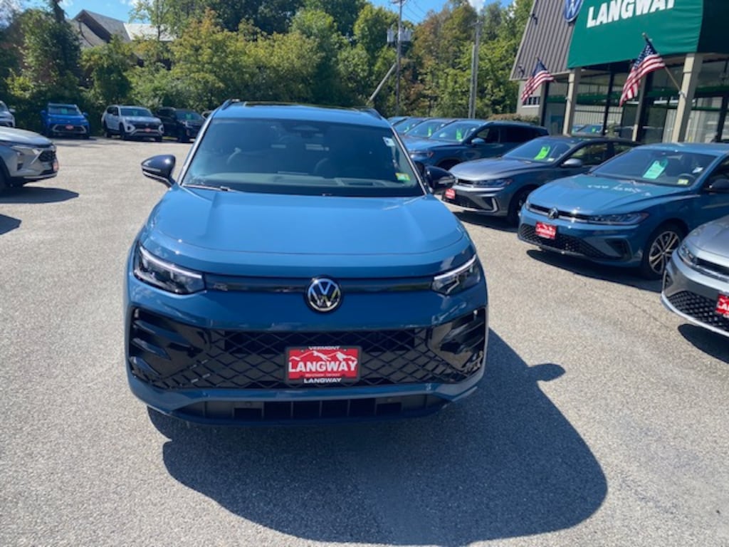 New 2025 Volkswagen Tiguan SE R-Line Black 2.0T SE R-Line Black 4MOTION