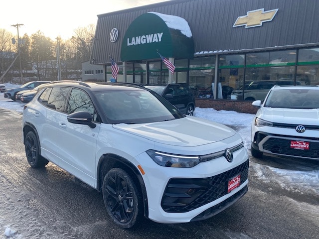 2025 Volkswagen Tiguan SE R-LINE BLACK's photo