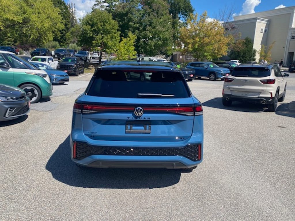 New 2025 Volkswagen Tiguan SE R-Line Black 2.0T SE R-Line Black 4MOTION