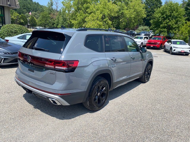 2025 Volkswagen Atlas Peak Edition SE photo 3