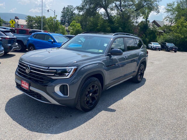 2025 Volkswagen Atlas Peak Edition SE photo 2